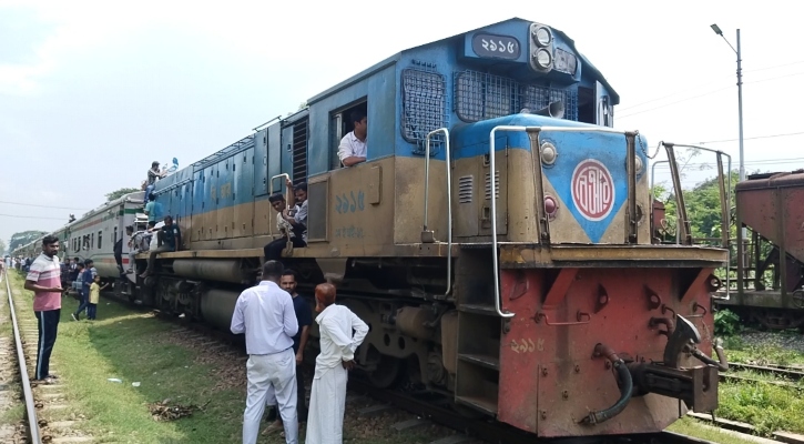 ব্রাহ্মণবাড়িয়ায় কালনী এক্সপ্রেসের কাপলিং হুক ভেঙে ৩ বগি বিচ্ছিন্ন